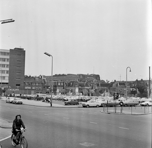 125839 Gezicht op het parkeerterrein op de hoek van de Waterstraat (rechts) en de St. Jacobsstraat (voorgrond) te Utrecht.